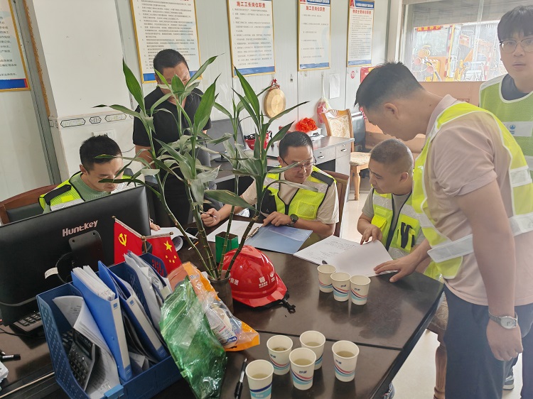 10.9 隆納高速開展中秋國慶節(jié)后復工復產(chǎn)專項檢查照片.jpg