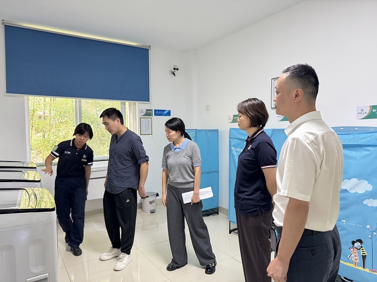 10.16【網(wǎng)站 】四川省交通運(yùn)輸廳高速公路管理局督導(dǎo)檢查G85銀昆高速冠英停車(chē)區(qū)“司機(jī)之家”2.jpg